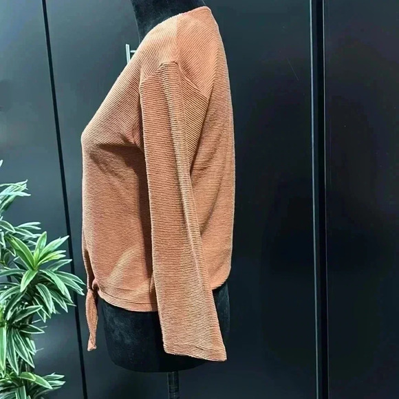 Madewell Texture & Thread V-neck, tie knot waist, textured long sleeve top - Picture 3 of 10